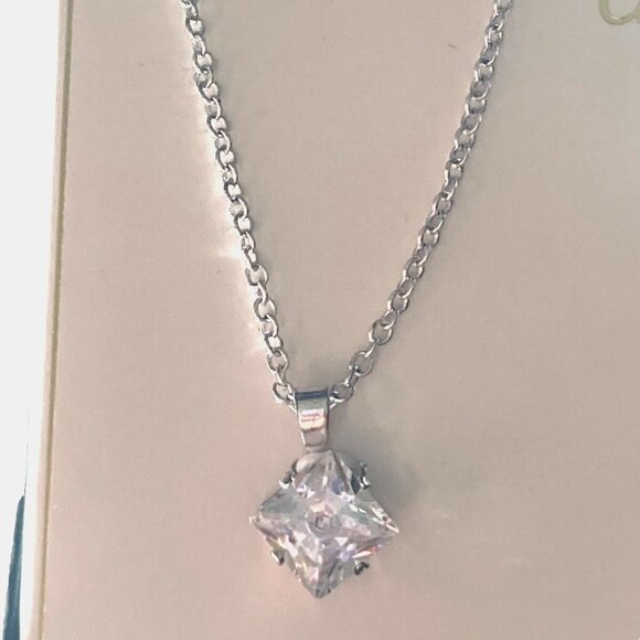 The Unbranded Brand Jewelry - New cubic zirconia pendant silver tone 18” necklace jewelry